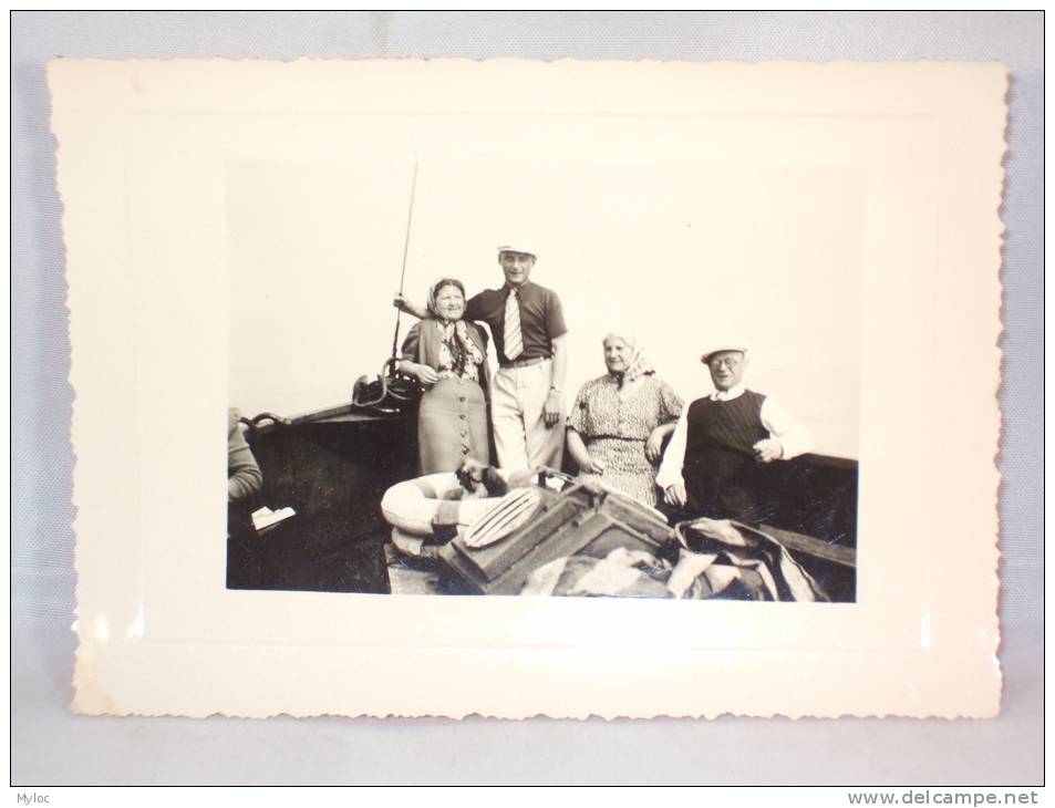 Photo. Couples Avec Chien Sur Bateau. Pharm.Drog.Photo 1938. - Personnes Anonymes