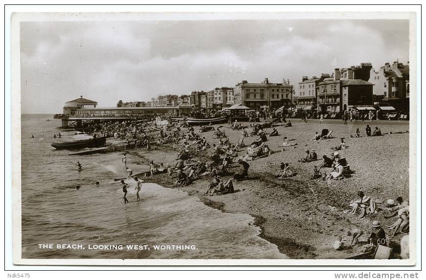 WORTHING : THE BEACH, LOOKING WEST - Worthing