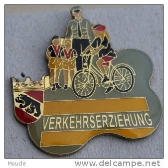 POLICE DE BERNE - SUISSE - VERKEHRSERZIEHUNG - EDUCATION DE CIRCULATION DES JEUNES CYCLISTES - VELO -    (VERT) - Policia