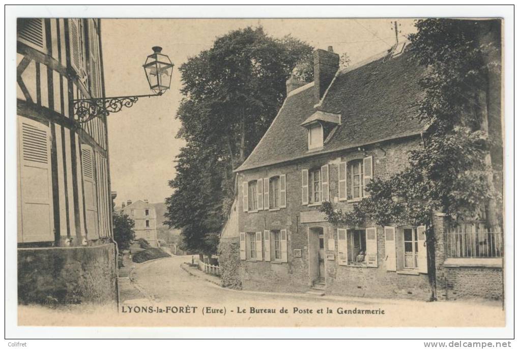 27 - Lyons-la-Forêt        Le Bureau De Poste Et La Gendarmerie - Lyons-la-Forêt