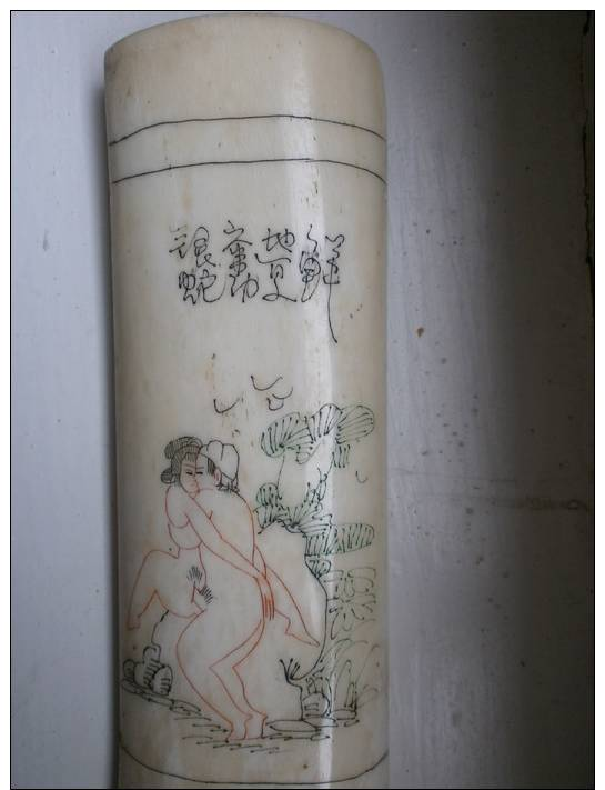 CHINE PLAQUETTE CHINOISE EROTIQUE GRAVEE SUR OS DE YACK - Asiatische Kunst