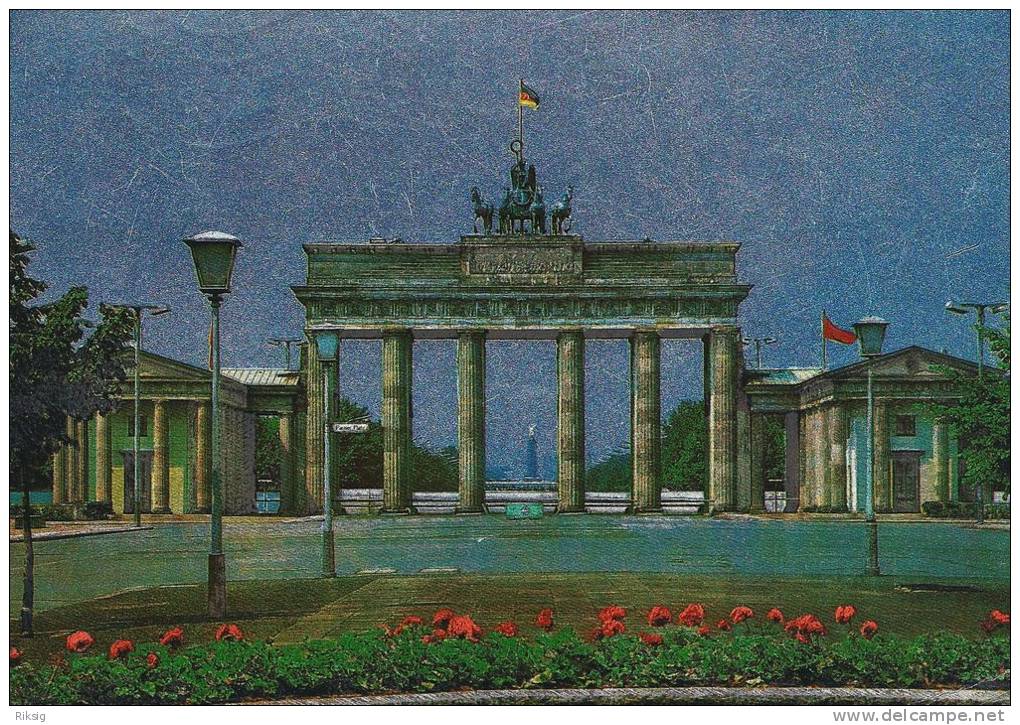 Berlin Ost  Brandenburger Tor Used In Sweden  A-1194 - Brandenburger Deur