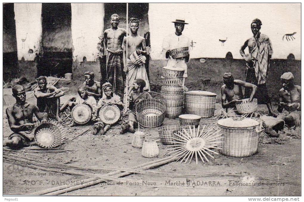CARTE POSTALE ANCIENNE. BENIN. DAHOMEY.  PORTO NOVO.  ADJARRA. LE MARCHE.FABRICANT DE PANIERS. 1927. - Benin