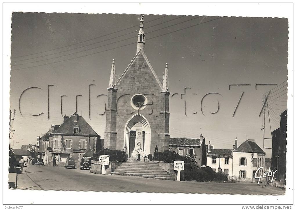 Legé (44) : La Chapelle Et Le Monument Aux Morts Perspective De La Rue En 1956 (animé). - Legé