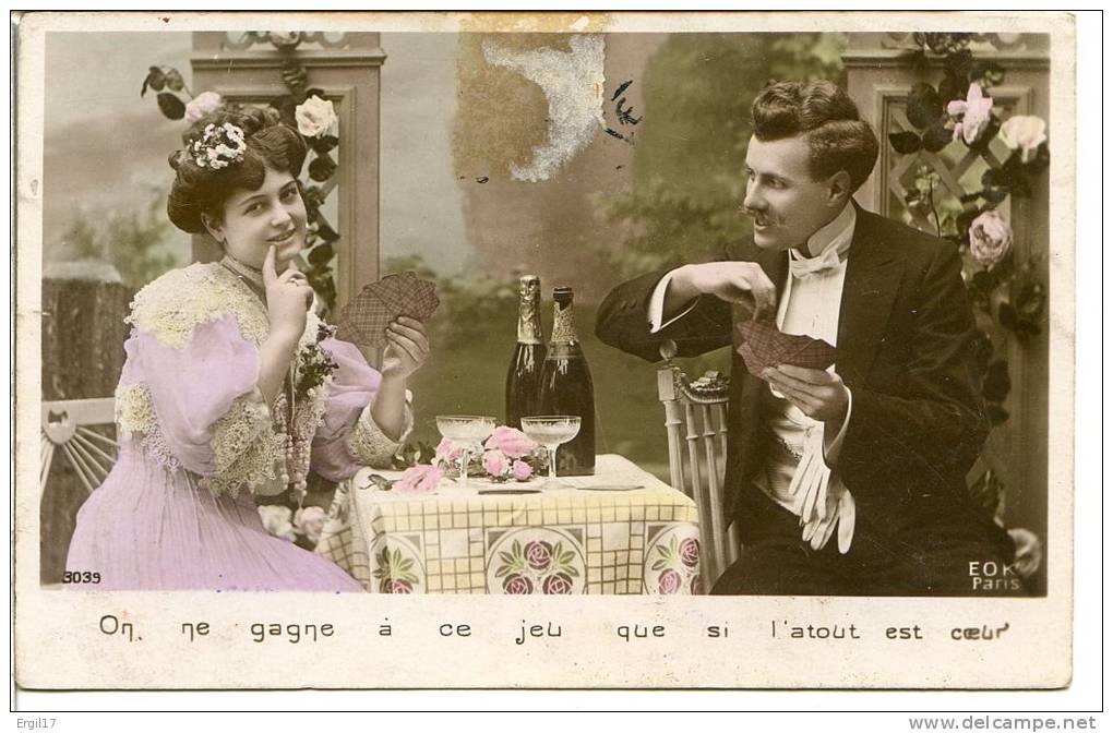 Boisson - Un Couple Joue Aux Cartes - Bouteilles De Champagne - Couples