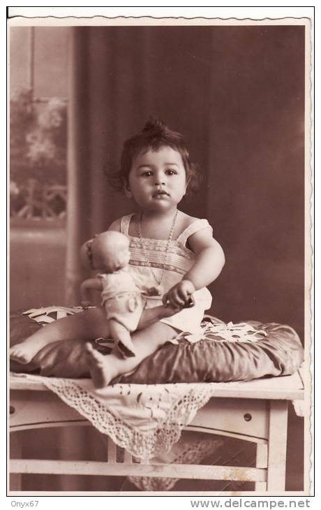 Carte Postale Photo Portait Studio Photo ENFANT-JEUNE FILLE Avec POUPEE - JOUET Voir 2 SCANS - - Abbildungen