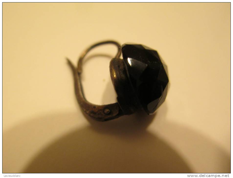 Une Boucle D'oreille En Jais/monture Argent/ Belle Fermeture /19éme/ Vers 1880-1900     BIJ4 - Autres & Non Classés