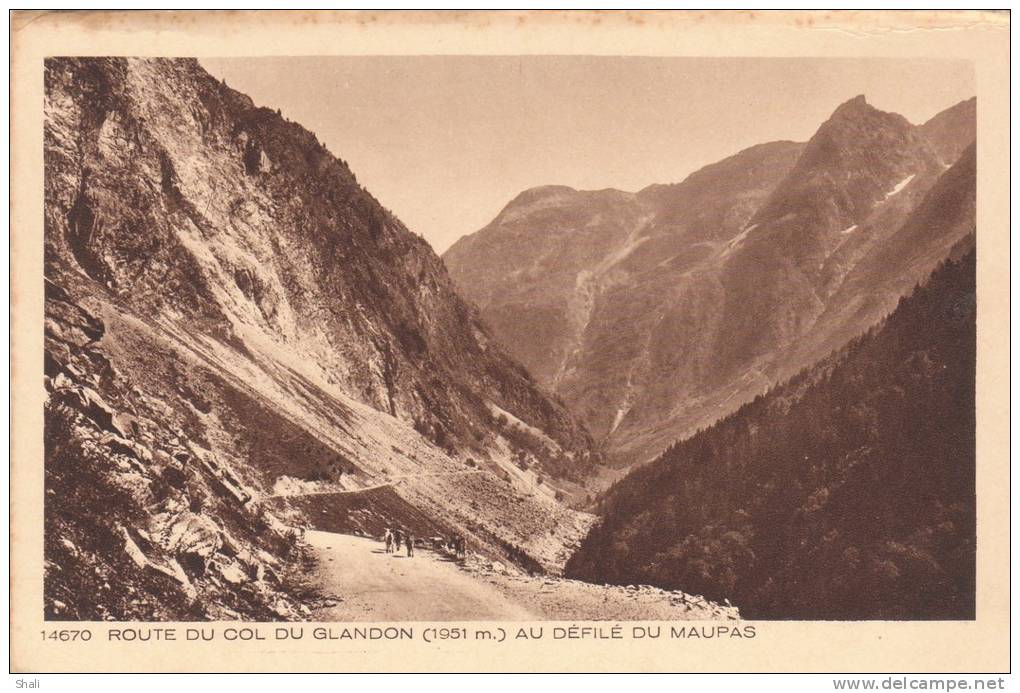 CPA ROUTE DU COL DU GLANDON AU DEFILE DU MAUPAS - Autres & Non Classés