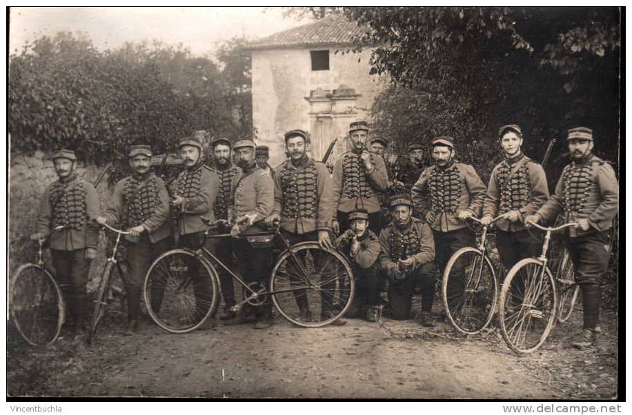 Carte Photo à Identifier Groupe De Dragons Avec Bicyclettes Souvenir Campagne 1914 N°10 Sur Les Uniformes - Autres & Non Classés