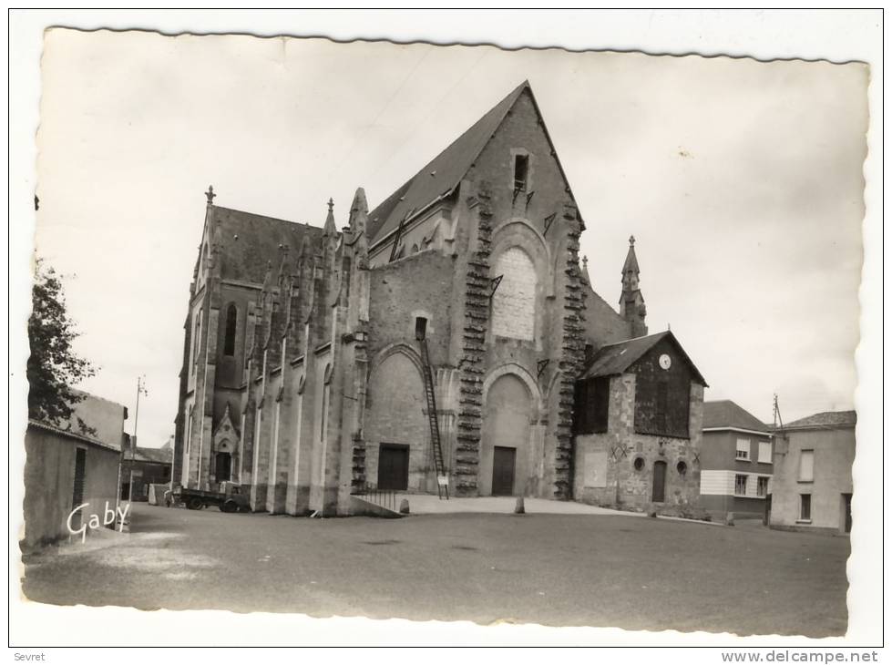 BOUSSAY - La Place Et L´Eglise .   Travaux à L´Eglise  - CPM Dentelée. - Boussay