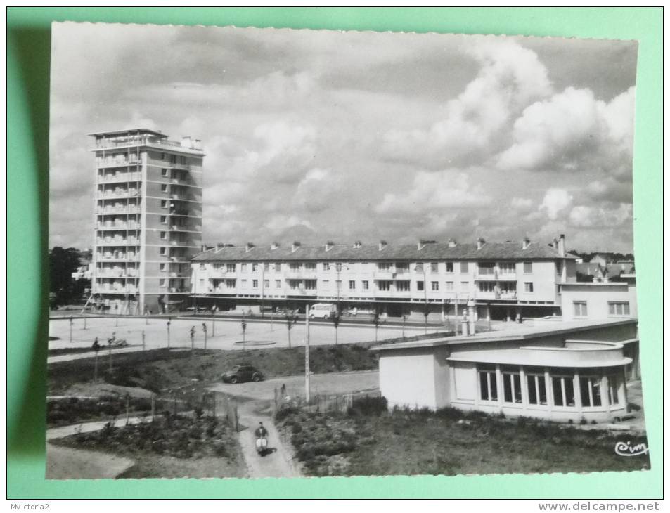 BONNEUIL SUR MARNE - Groupe H.L.M, Vue Sr L'Ecole Et La Tour - Bonneuil Sur Marne