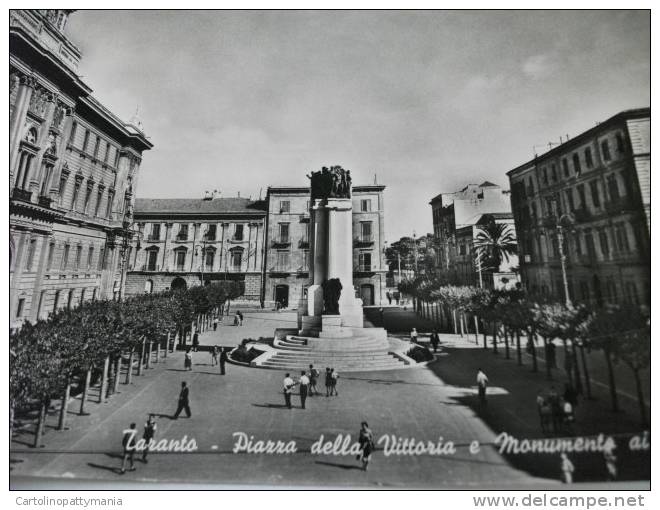 Monumento Ai Caduti  Piazza Della Vittoria Taranto - Monumenti Ai Caduti