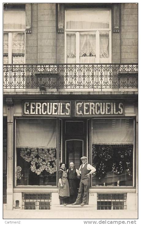 CARTE PHOTO : DEVANTURE COMMERCE CERCUEILS CROQUE-MORT POMPES-FUNEBRES ENTERREMENT MARBRIER - Geschäfte