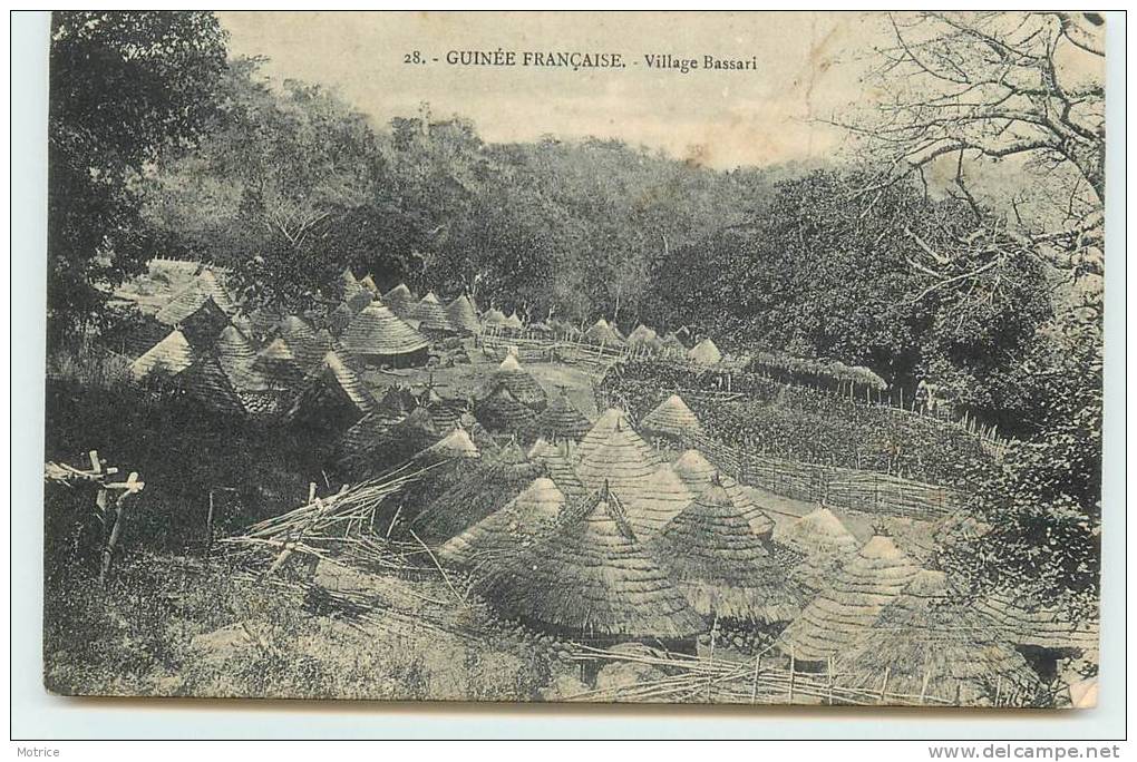 GUINEE FRANCAISE  - Village Bassari.(carte Vendue En L'état) - Guinée Française