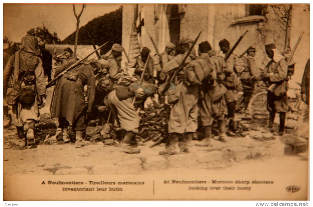 CPA 14/18 Neufmontiers  Tirailleurs Marocains Inventoriant Leur Butin (C 674) - Guerra 1914-18