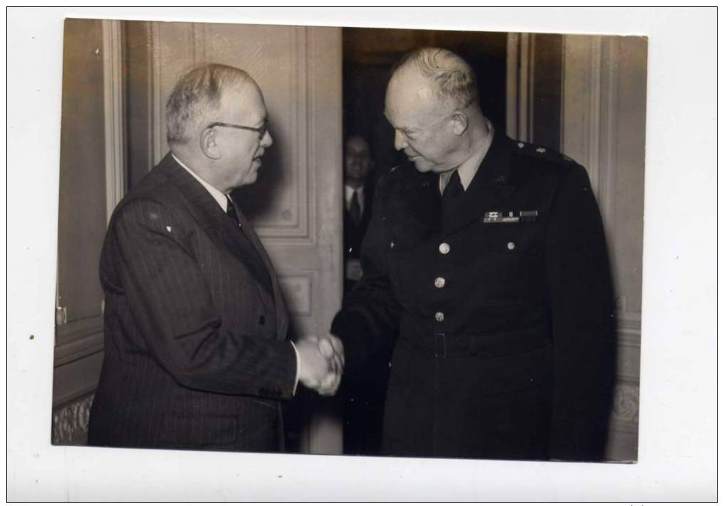 Le Général Eseinhower Et Le Président Auriol à L'Elysée     Photo De Presse  R64 - Célébrités