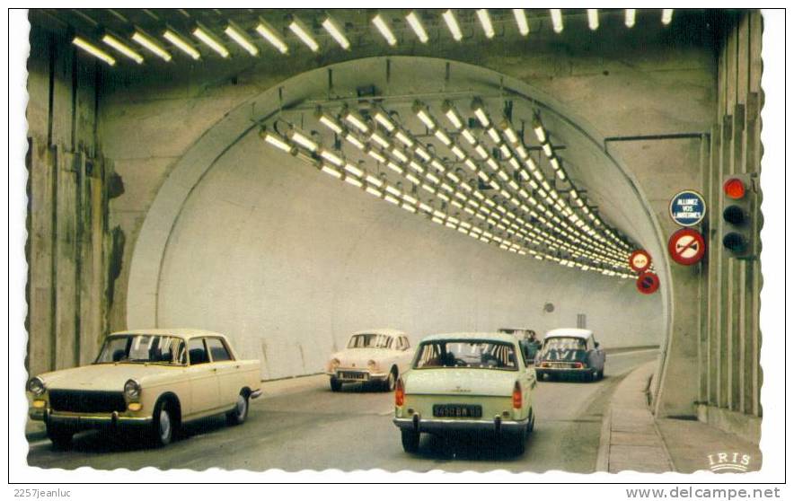 CPSM Beau Plan De 2 Peugeot 404 Dans Le Tunnel Du Mont Blanc Vers 1970 - Voitures De Tourisme