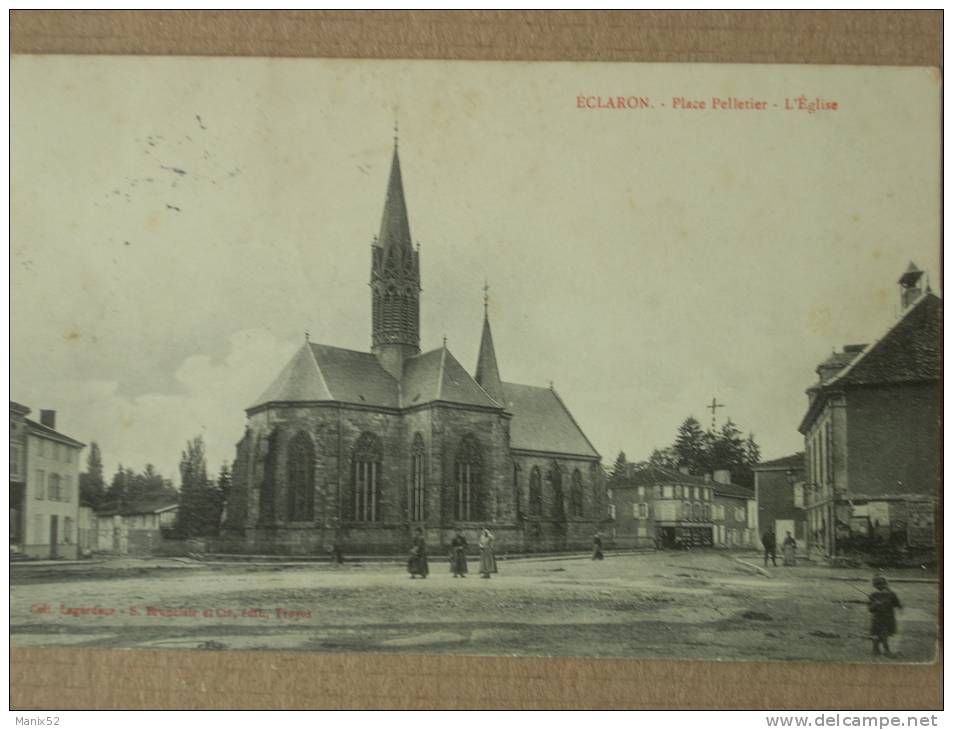 52 - ÉCLARON - Place Pelletier - L´Eglise. (animée) - Eclaron Braucourt Sainte Liviere