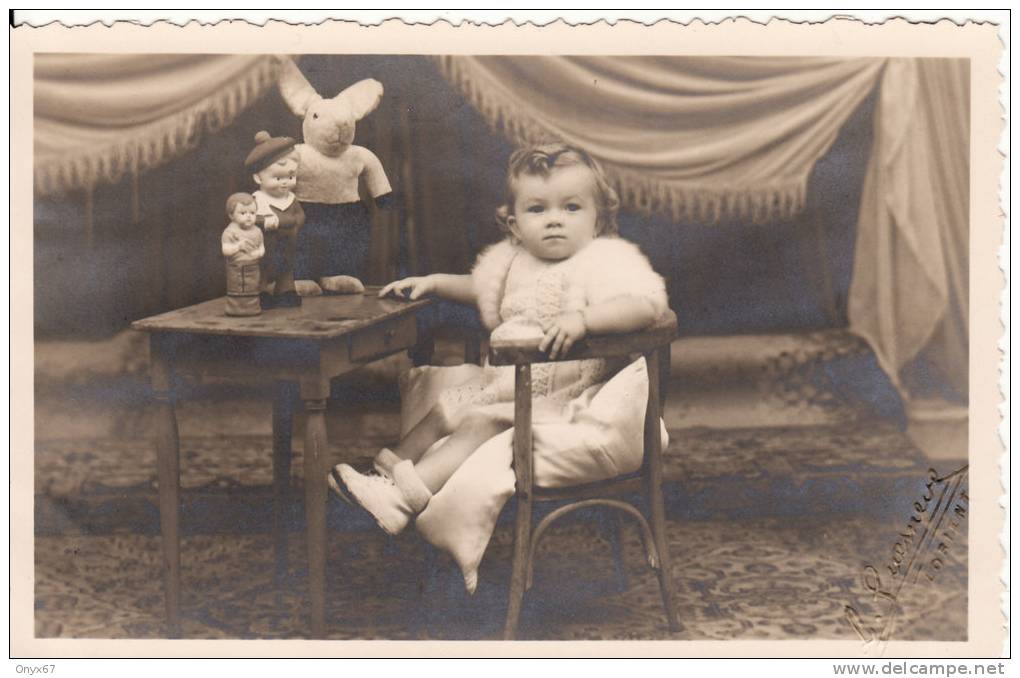 Carte Postale Photo ENFANT - Jeune Fille-Young Girl-Child Woman-Kind Avec Son Lapin En Peluche Et  Poupée  VOIR 2 SCAN - - Photographs