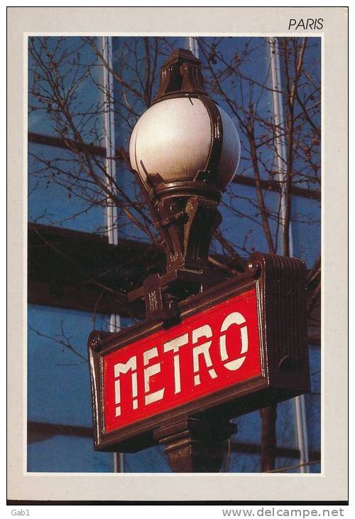 75 --- Metro -- Paris -- Porte De Maillot --- Magnum - U-Bahnen