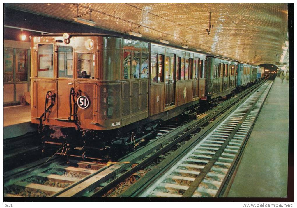 75 ---  Metropolitain De Paris Materiel Historique , Presente A La Station Porte Maillot  1975 - Métro