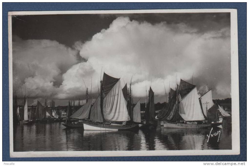 29 FINISTERE - CP CONCARNEAU - GROUPE DE THONNIERS PAR CIEL D'ORAGE - YVON N°51 - Concarneau