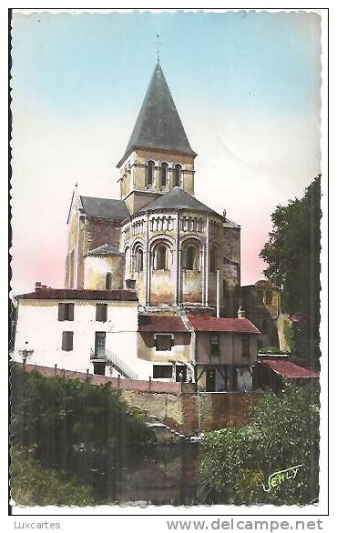 4. MAREUIL SUR LAY. L' EGLISE STYLE ROMAN SUR LE ROC AU BORD DU LAY. - Mareuil Sur Lay Dissais