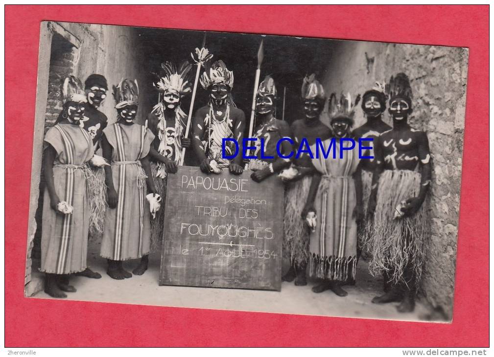 CPA Photo - PAPOUASIE - Tribu Des Fouyoughés - 1954 - Kermesse Paroissiale - Papoea-Nieuw-Guinea