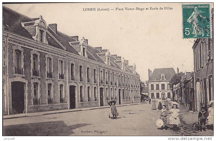 45 - LORRIS  -Place Victor Hugo  Et Ecole De Filles  -Boudeau éditeur - Other & Unclassified