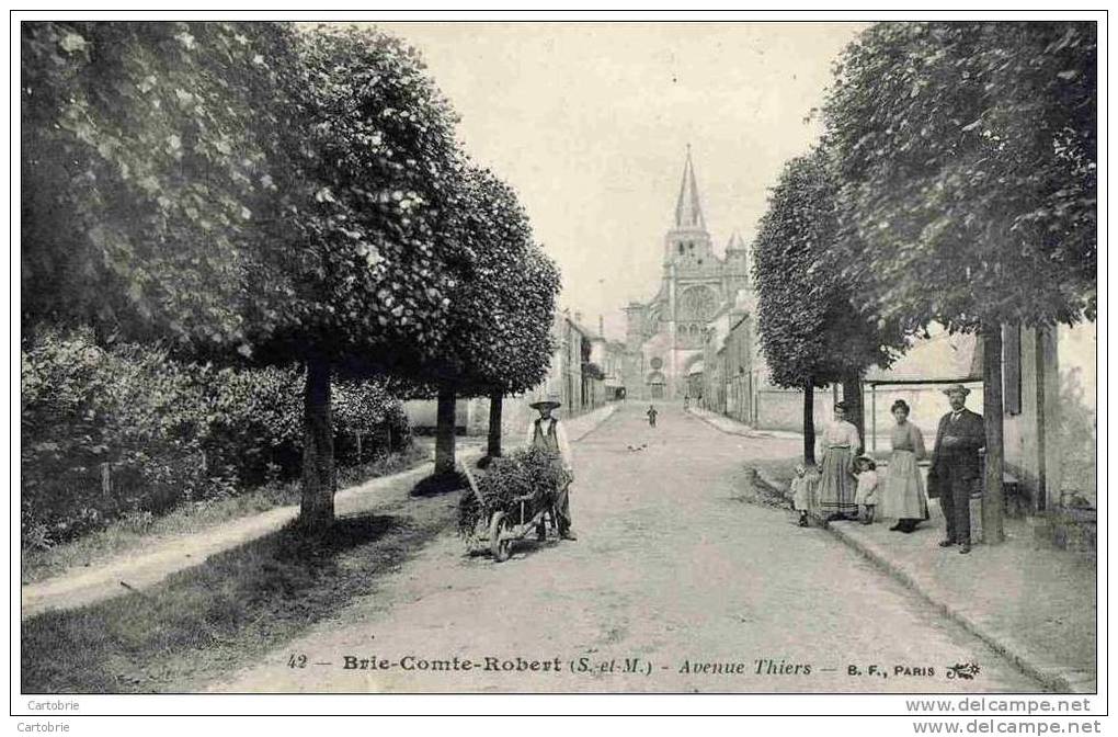 77 - BRIE-COMTE-ROBERT - Avenue Thiers - Animée - Brie Comte Robert