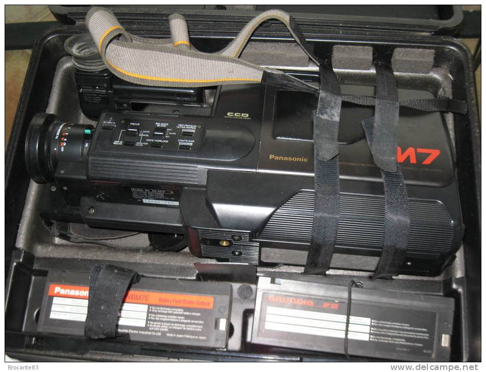 CAMESCOPE VHS PANASONIC M7 AVEC VALISE CHARGUEUR 3 BATTERIE - Fototoestellen