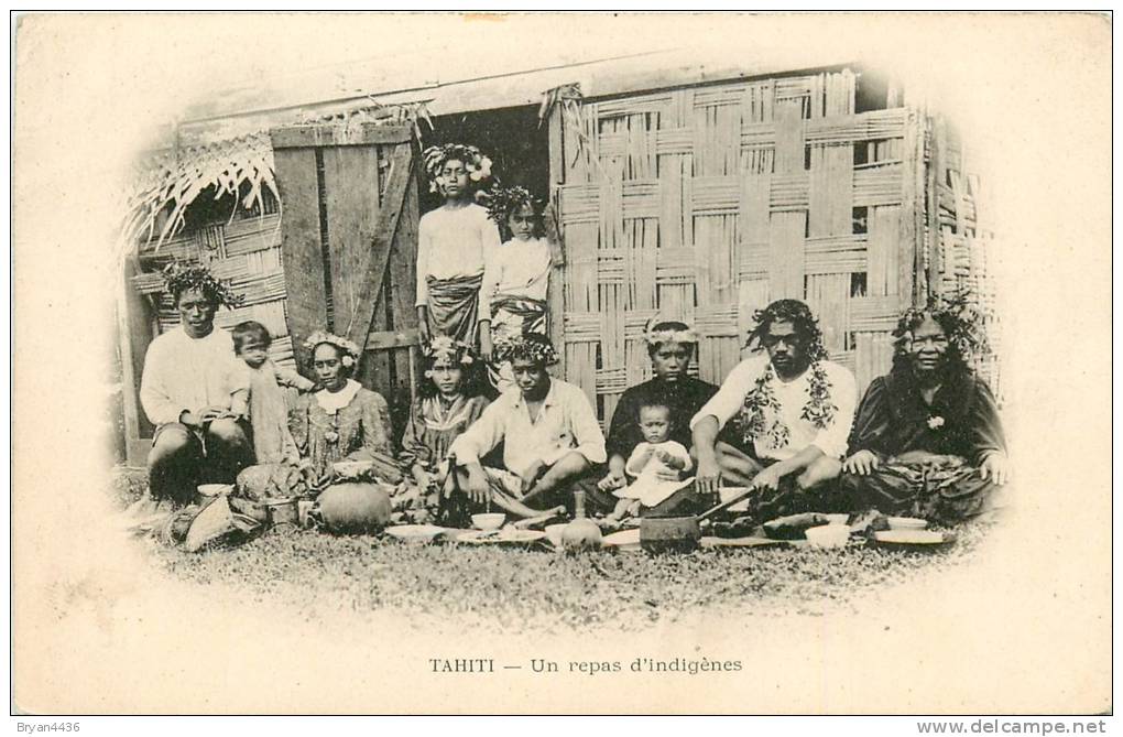 Tahiti - Polynésie- Un Repas D´Indigènes à Papeete -Océanie -CPA Ethnique Dos Non Divisé En Très Bel Etat (voir 2 Scans) - Polynésie Française