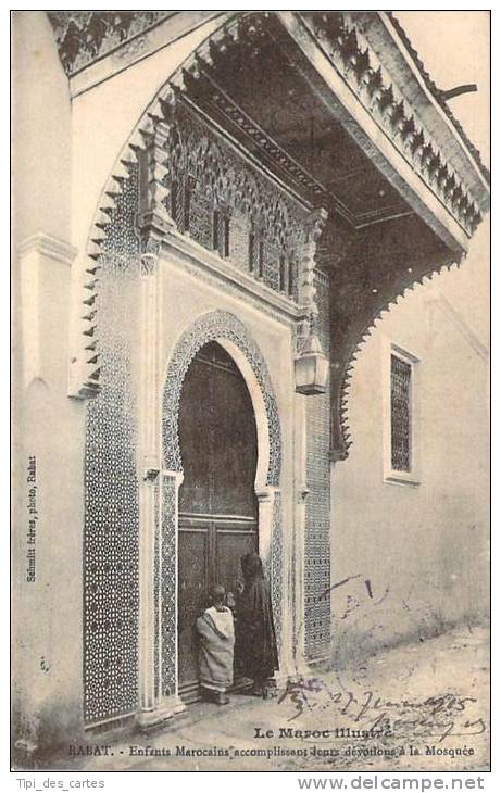 Rabat - Enfants Marocains Accomplissant Leurs Dévotions à La Mosquée - Rabat