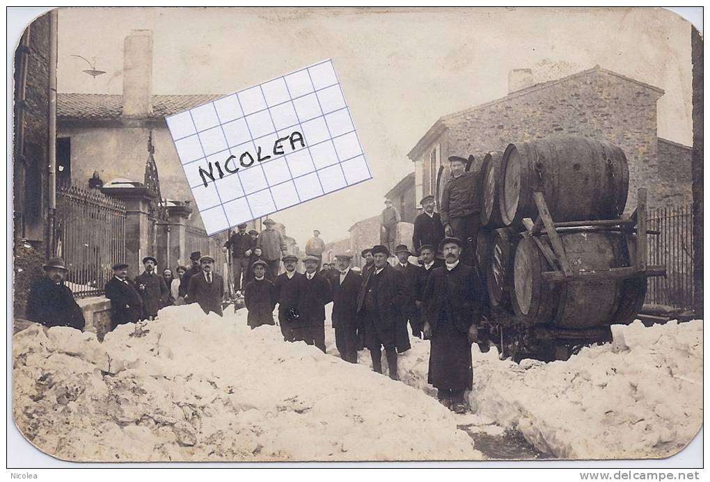 CPA 11 RIEUX MINERVOIS TRES RARE CARTE PHOTO DU BOURG ENNEIGE ET SES HABITANTS ANNEES 1910 Coins Arrondis QUEL DOCUMENT! - Autres & Non Classés