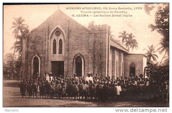 ADJONA  (Dahomey) - Ls ECOLIERS DEVANT L'EGLISE  -  Missions Africaines - Dahomey