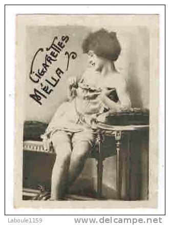 CHROMO EROTIQUE FEMMES PIN UP Cigarettes MELIA : " Femme Regardant Ses Seins " - Melia