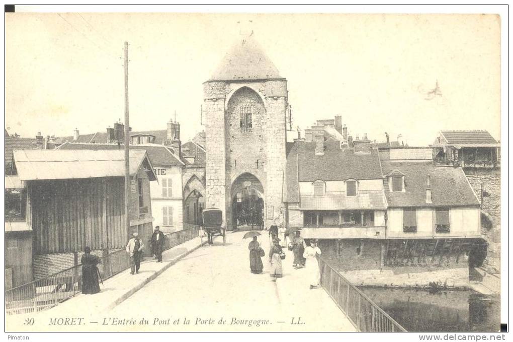 MORET - L´Entrée Du Pont Et La Porte De Bourgogne , Trés Bon état ( Voir Scan ) - Moret Sur Loing