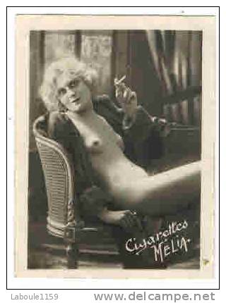 CHROMO EROTIQUE FEMMES ARTISTE PIN UP Cigarettes MELIA  : " Femme Aux Seins Nus " - Melia