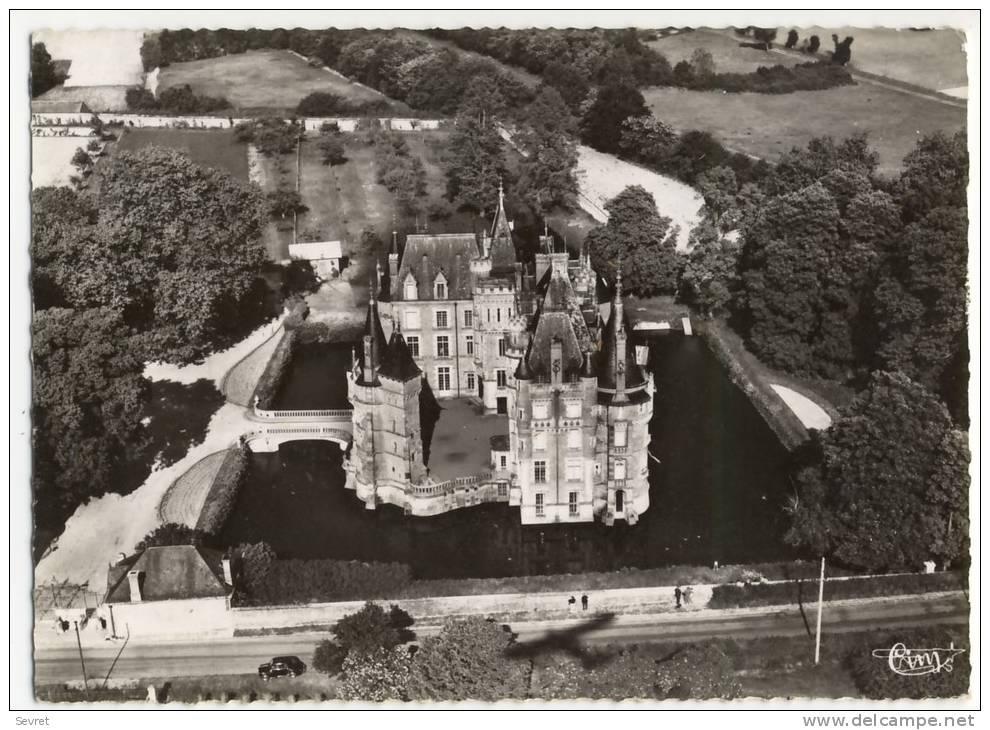 COMBREUX. - Vue Générale Du Château.  CPM Dentelée - Autres & Non Classés