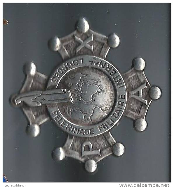 Insigne / Pélérinage Militaire International / LOURDES/PAX/Vers  1950 ?   D210 - Religion & Esotérisme