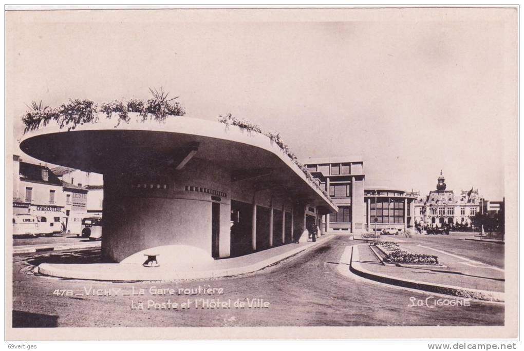 03 VICHY, La Gare Routière, La Poste, L'Hotel De Ville, Glacée - Vichy