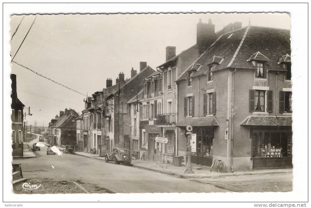 ALLIER  /  MARCILLAT  /  GRANDE  RUE  ( Pompe à Essence AZUR + ECONOMATS + Automobile TRACTION CITROËN ) - Altri & Non Classificati