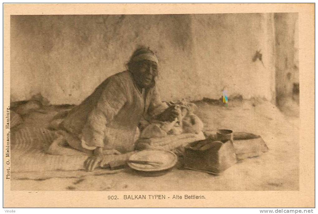 Réf : D-13-355 : Balkan Typen Alte Bettlerin - Albanie