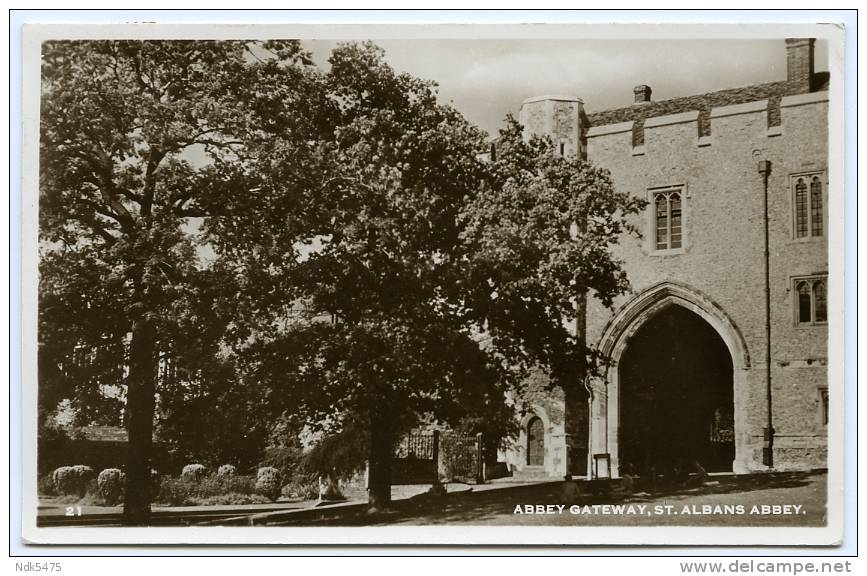 ST ALBANS ABBEY : GATEWAY / ADDRESS - EDGWARE, CANONS DRIVE, OAKCROFT (POYSER) - Hertfordshire