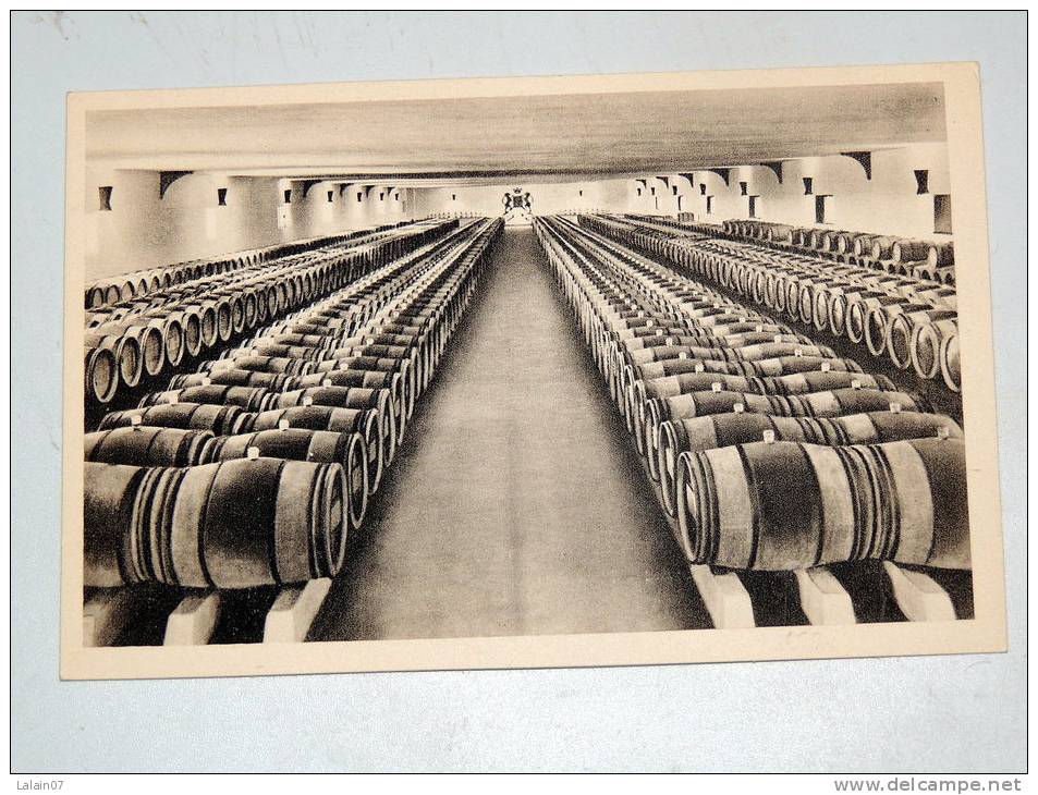 Carte Postale Ancienne : PAUILLAC : Chateau Mouton-Rothschild , Les Chais - Pauillac