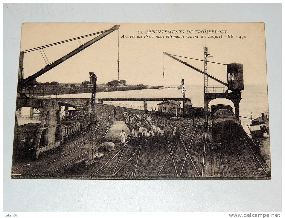 Carte Postale Ancienne : PAUILLAC : Appontements De Trompeloup , Arrivée De Prisonniers Allemands Venant Du Lazaret - Pauillac