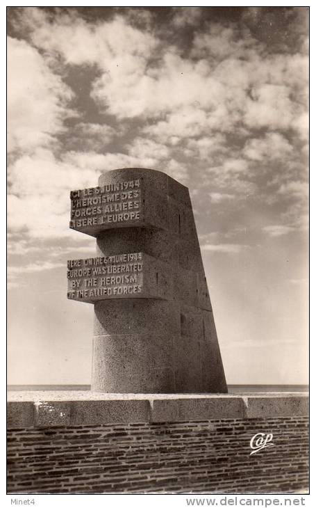 14 BERNIERES SUR MER  Monument Commémoratif Du Débarquement Des Alliés 6 Juin 1944 - Monuments Aux Morts