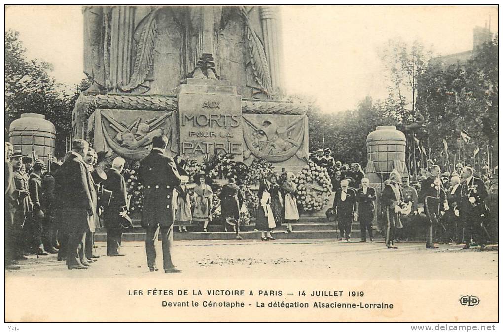 CPA LES FETES DE LA VICTOIRE A PARIS 14 JUILLET 1919 DEVANT LE CENOTAPHE LA DELEGATION ALSACIENNE LORRAINE  PATRIE - Oorlog 1914-18