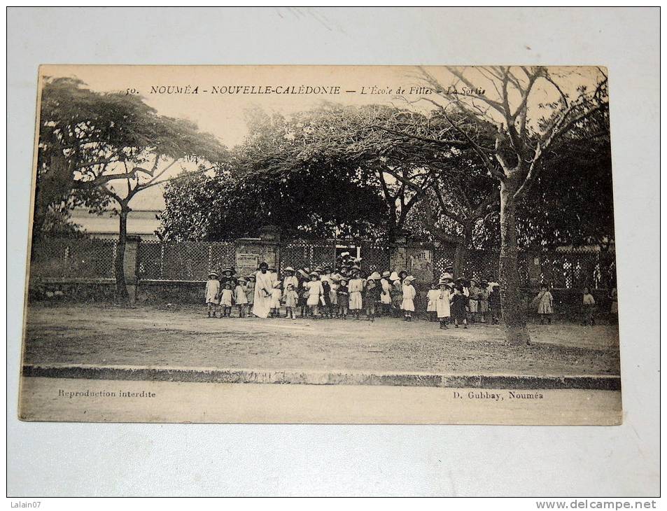 Carte Postale Ancienne : Nouvelle Caledonie : NOUMEA : La Sortie De L´Ecole Des Filles - Nieuw-Caledonië