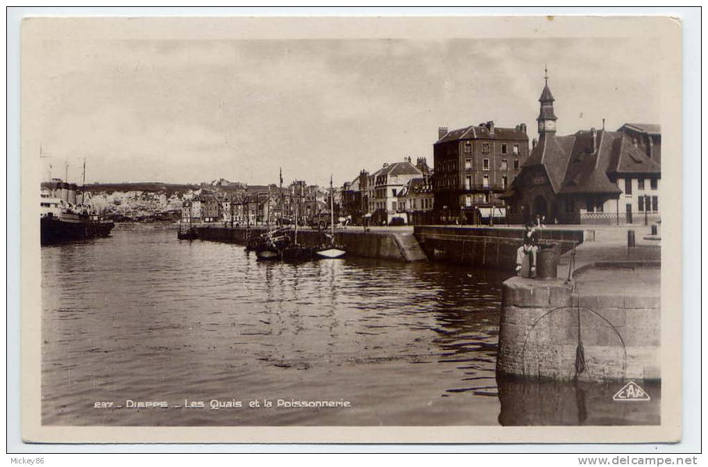 DIEPPE--1935--Les Quais De La Poissonnerie (petite Animation,bateaux)- Cpsm  9 X 14   N° 237   éd  CAP - Dieppe